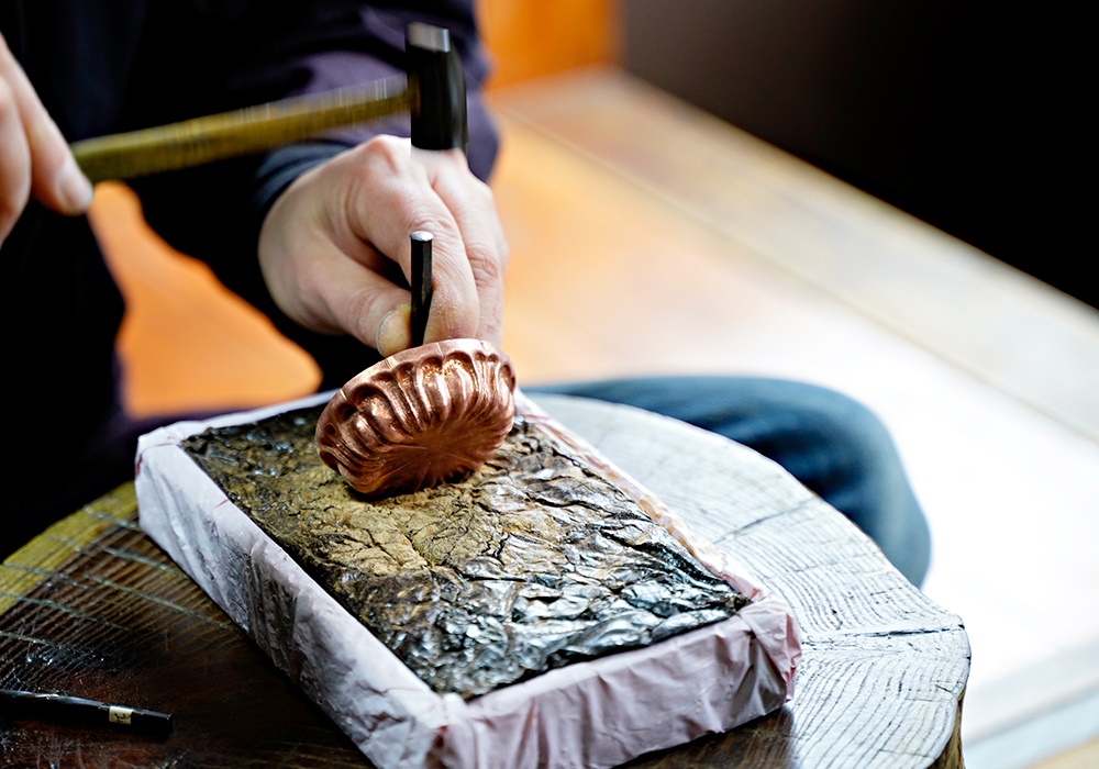 伝統工芸の錺金具製作の様子