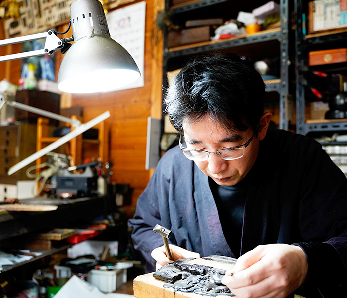 伝統工芸の錺金具職人技術を生かした神仏具の修理の様子